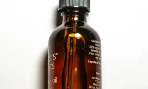 Применение масла кукуи для лица, тела и волос и его свойства в косметологии