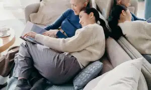 Что делать, если свекровь ненавидит невестку и лезет в семью: советы и рекомендации