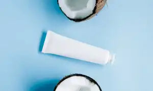 Применение кокосового масла для лица и волос в косметике и его свойства: полезные советы