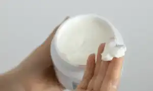 Sodium hyaluronate в косметике для лица и волос: преимущества и применение