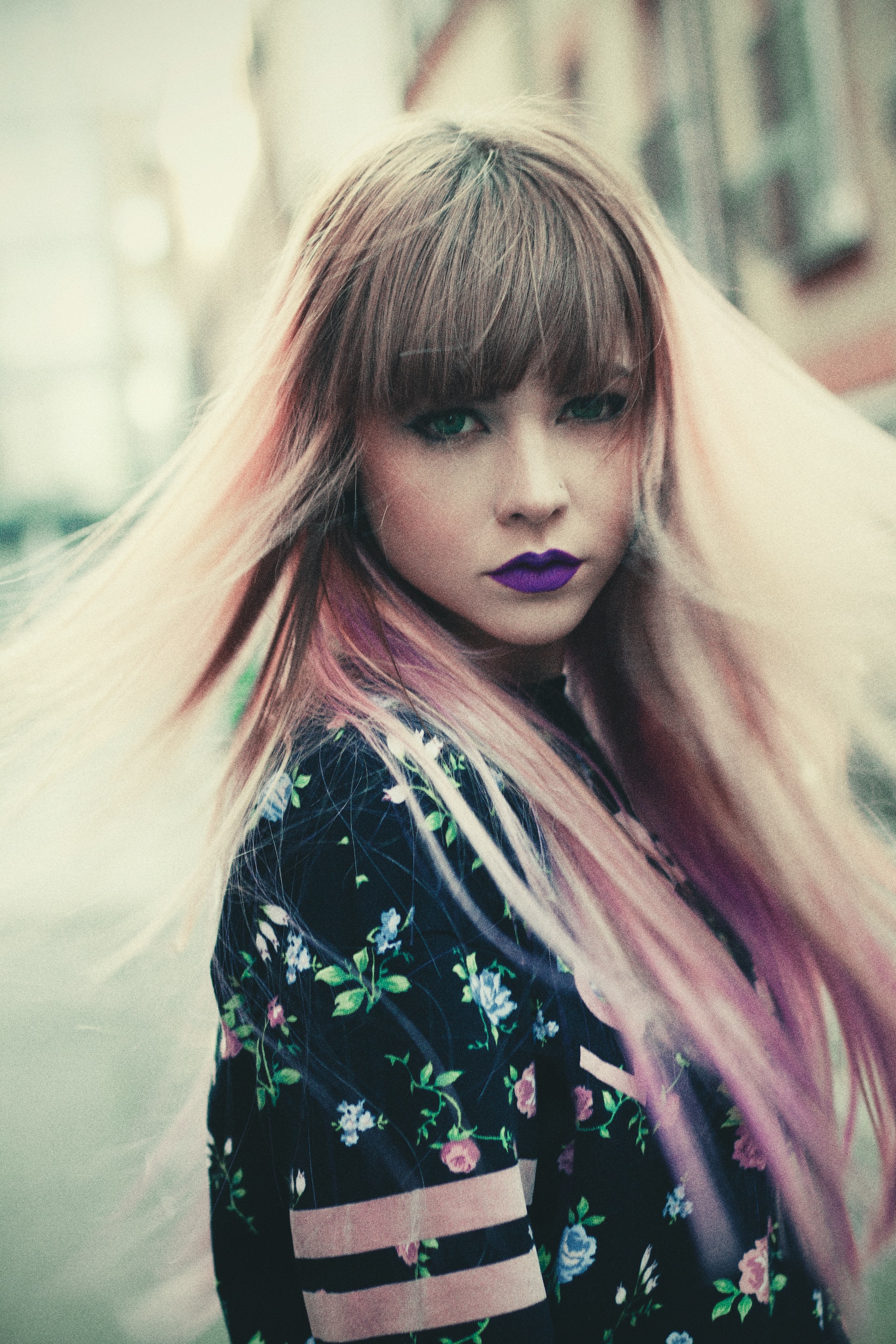 девушка с фиолетовыми губами