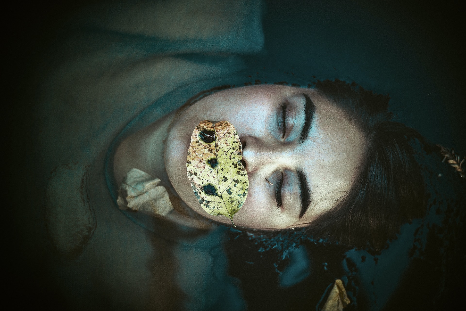 листик на губах