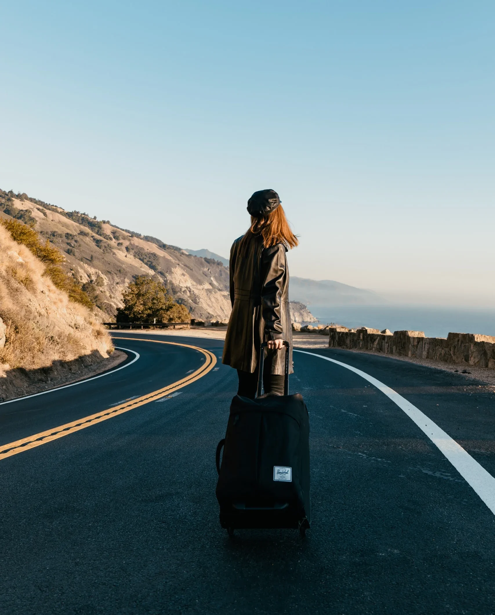 девушка с чемоданом