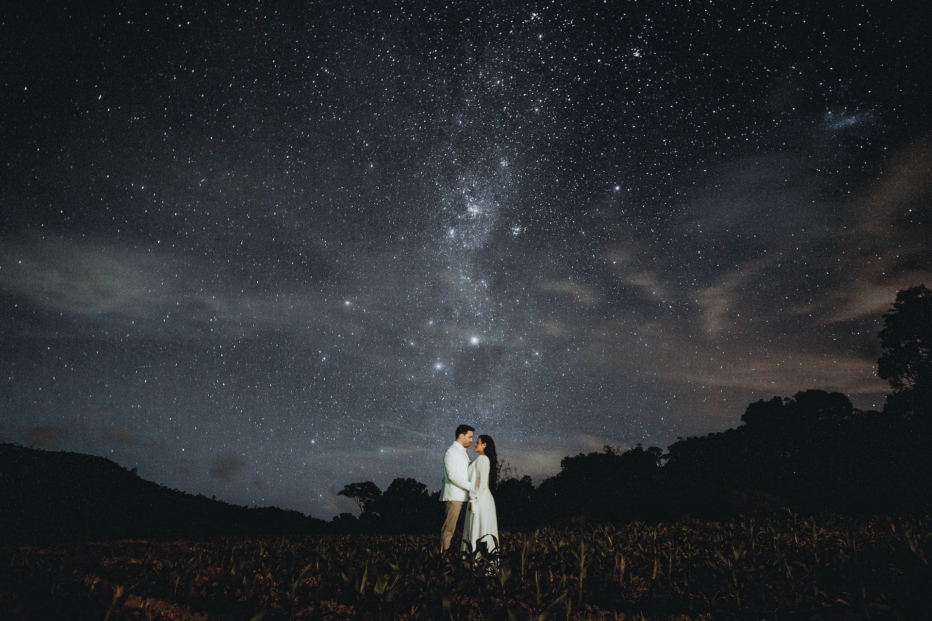 мужчина и женщина на фоне звезд