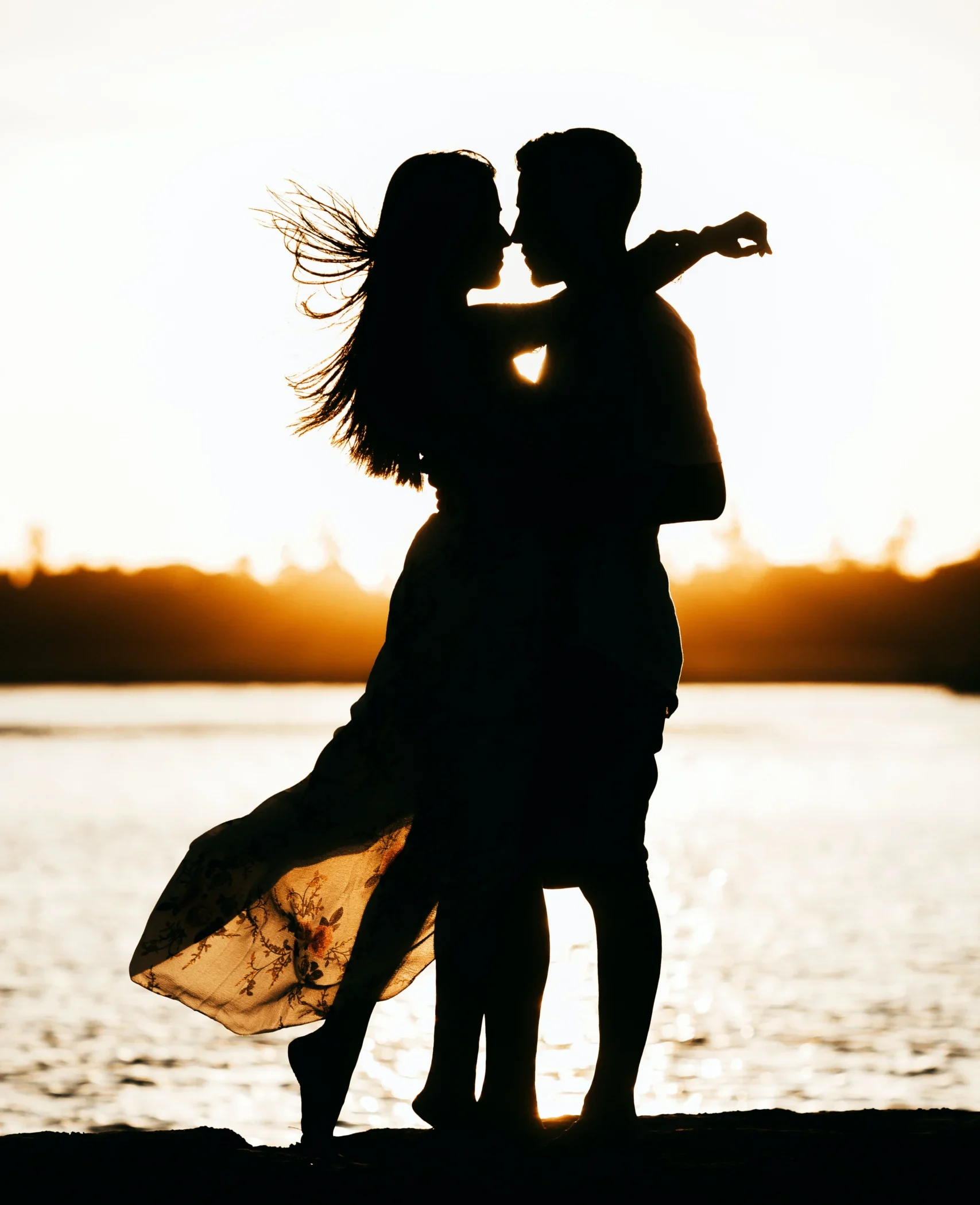 пара на фоне заката