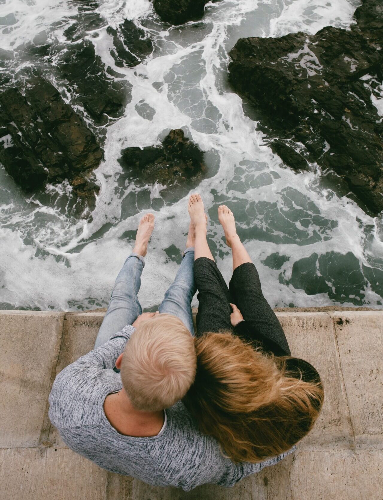 пара сидит на пирсе