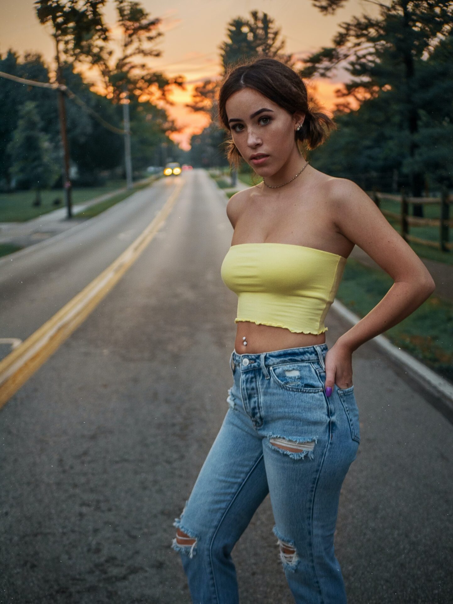 девушка с пирсингом в пупке