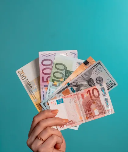 деньги в руке