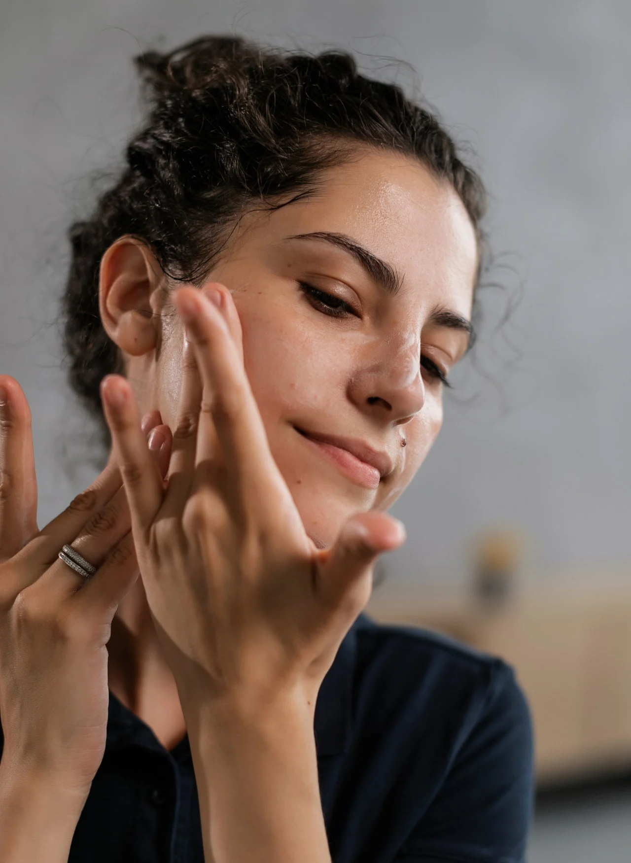 девушка мажет лицо кремом