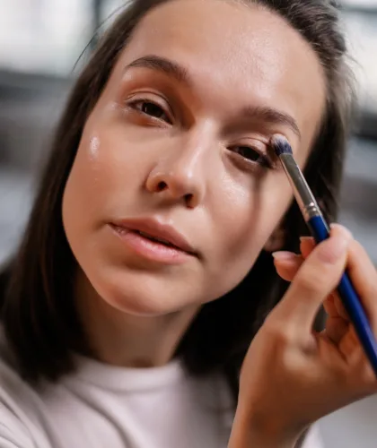 девушка наносит макияж