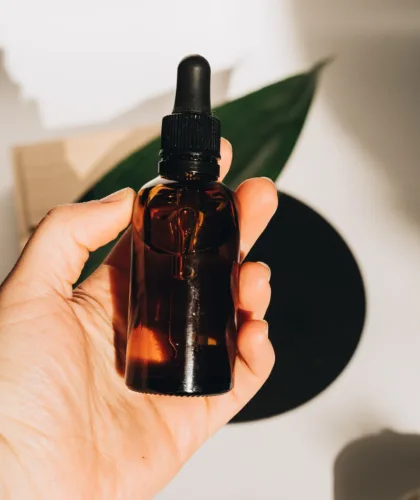 флакон в руке