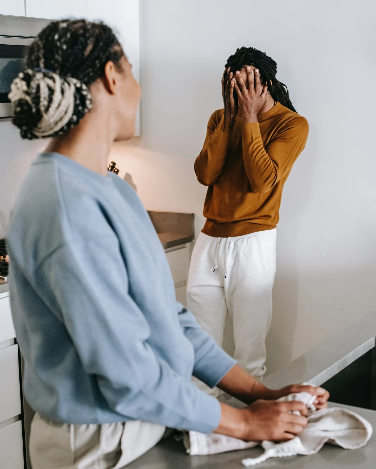 грустная пара на кухне