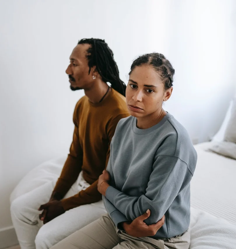 пара на кровати