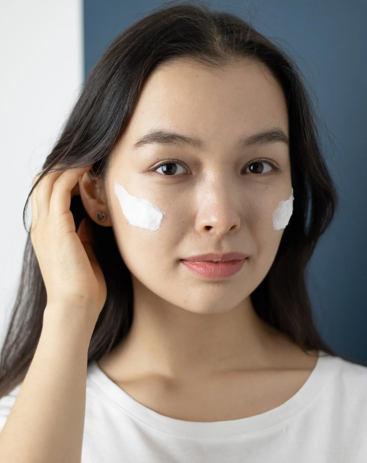 девушка с кремом на лице