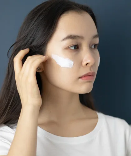девушка с кремом на лице