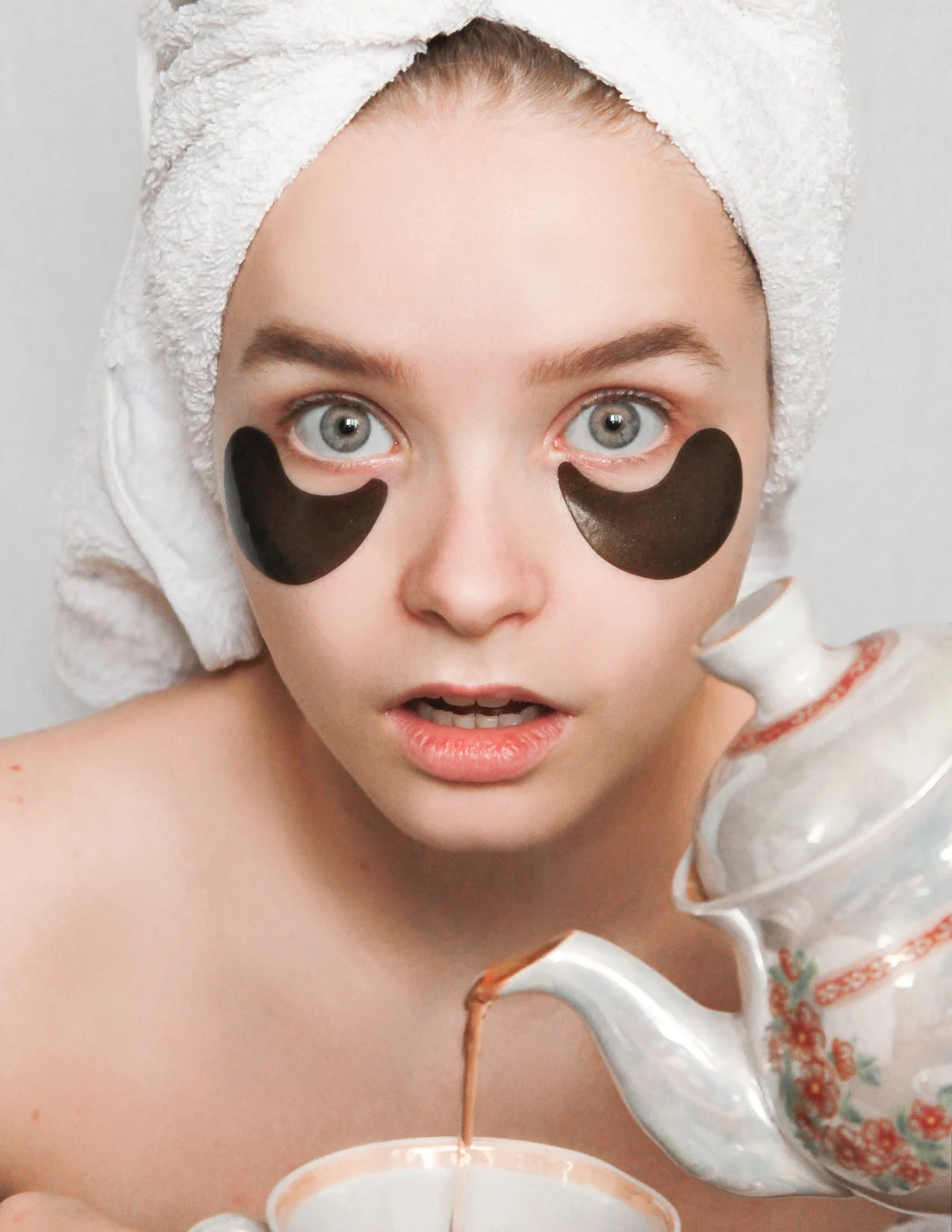 девушка с патчами под глазами