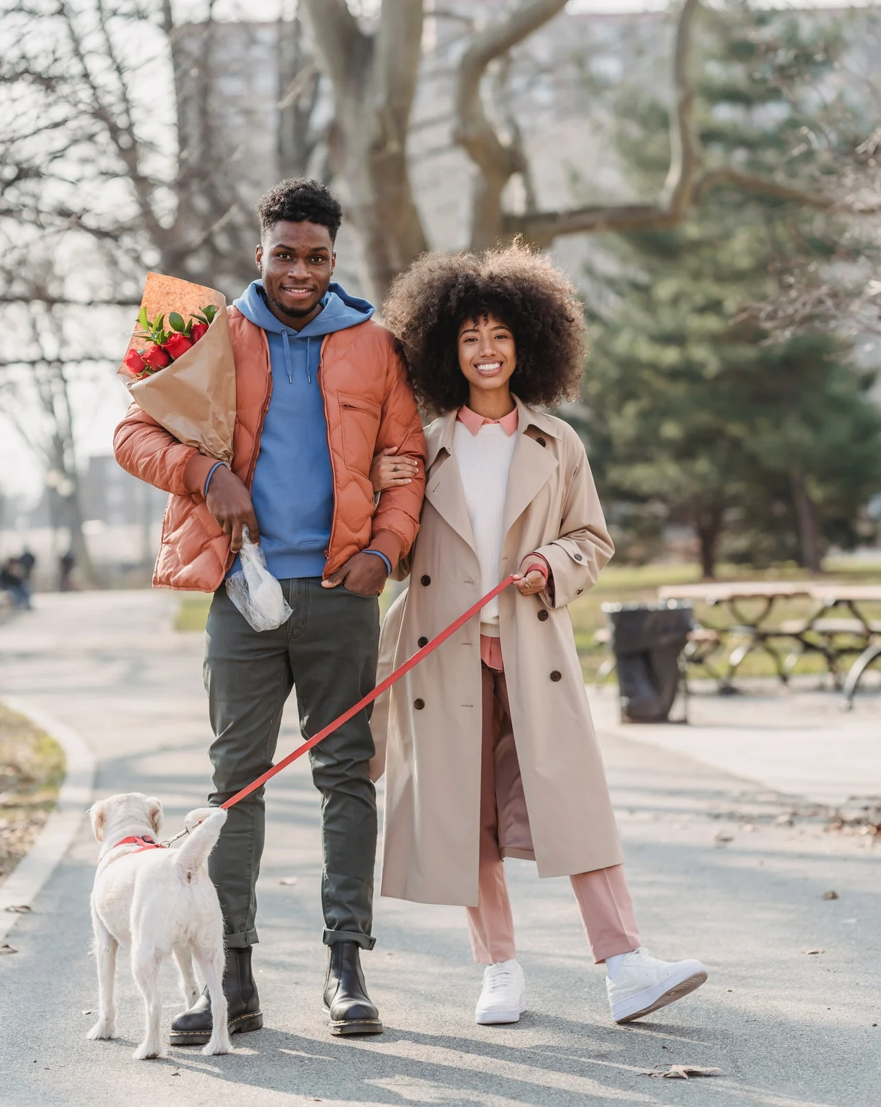 парень и девушка с собакой