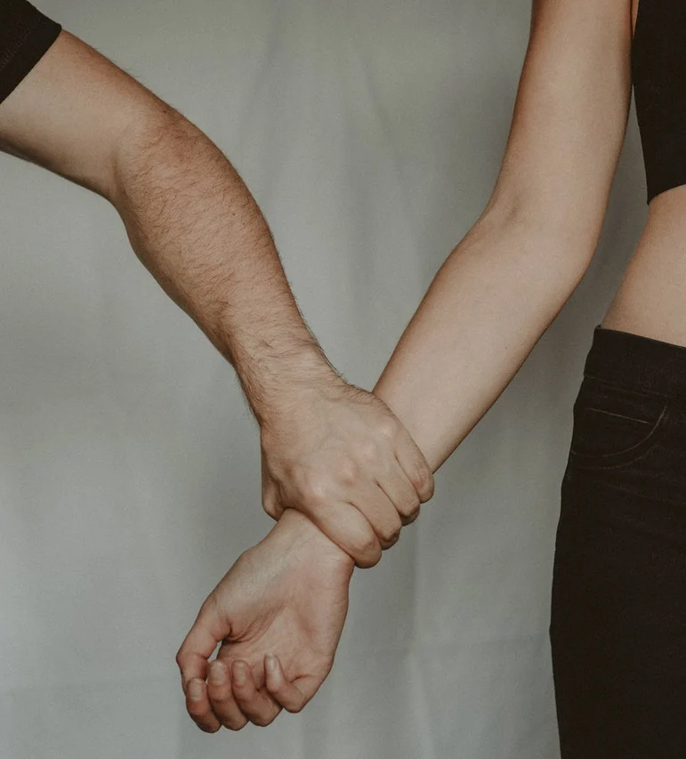 парень держит девушку за руку