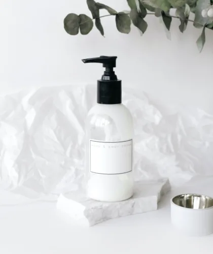 флакон с косметическим средством