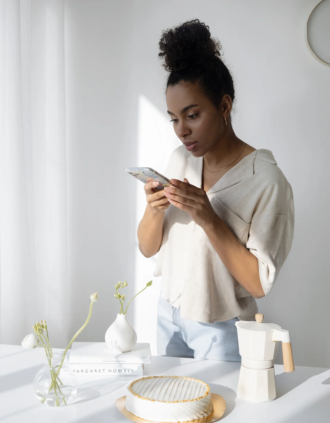 девушка с телефоном