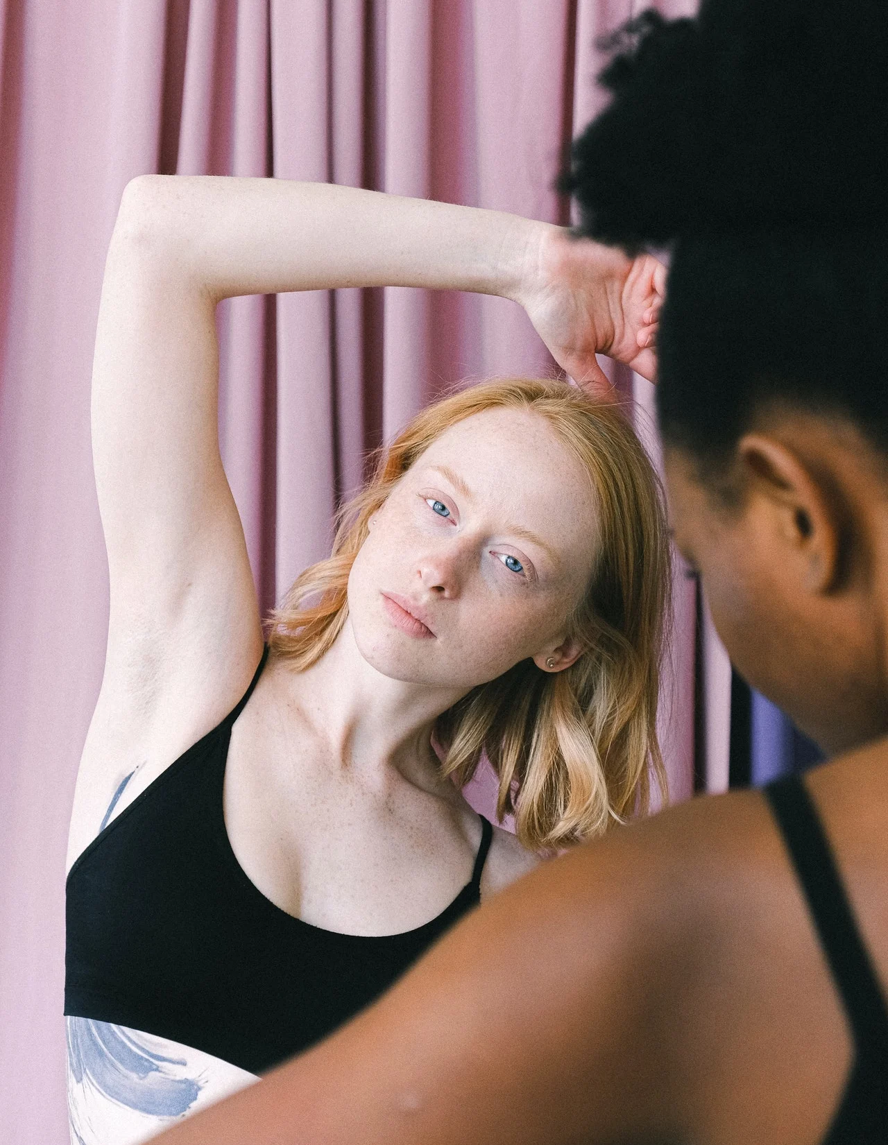 девушка подняла руку вверх