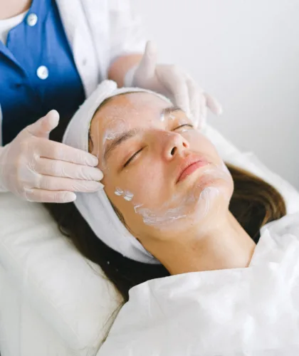 девушка с маской на лице