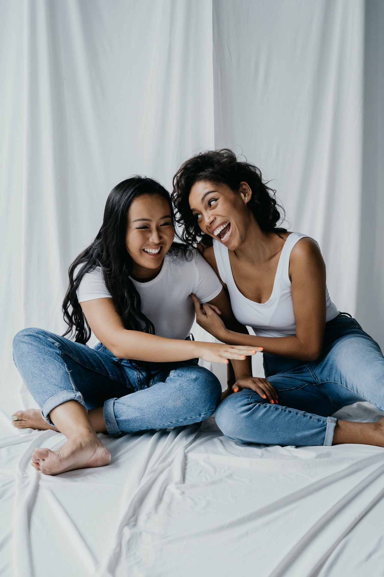 подруги веселятся