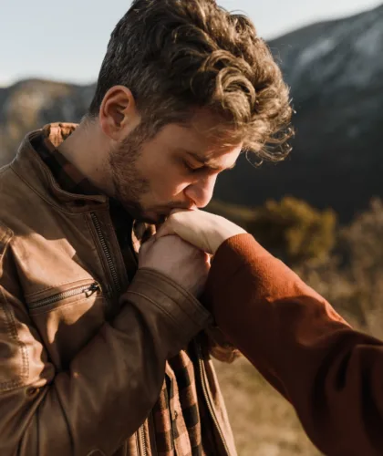 парень целует руку девушки