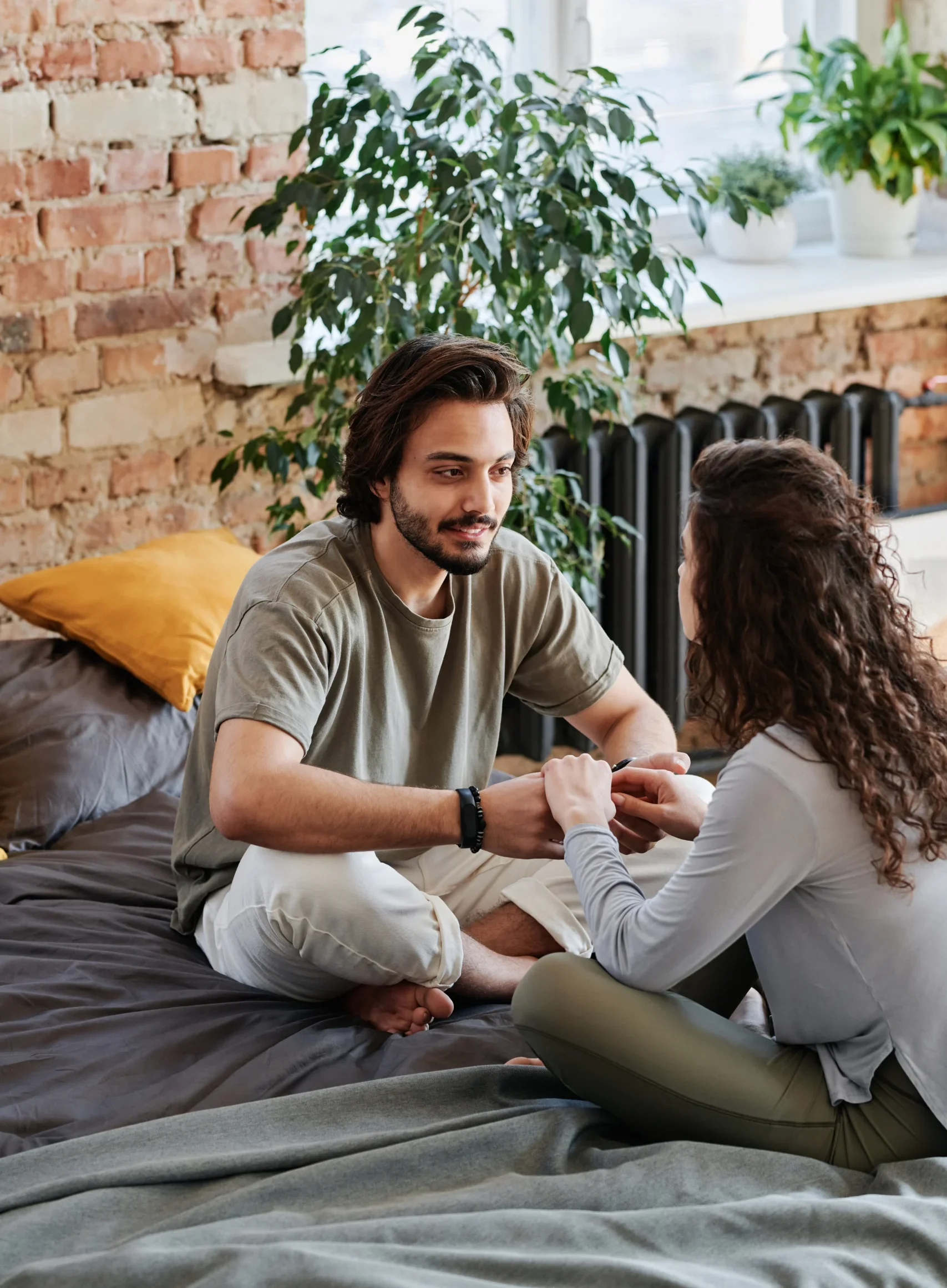 пара на кровати