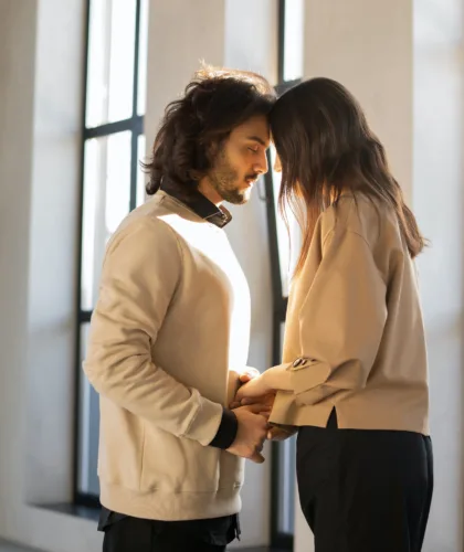 пара держится за руки