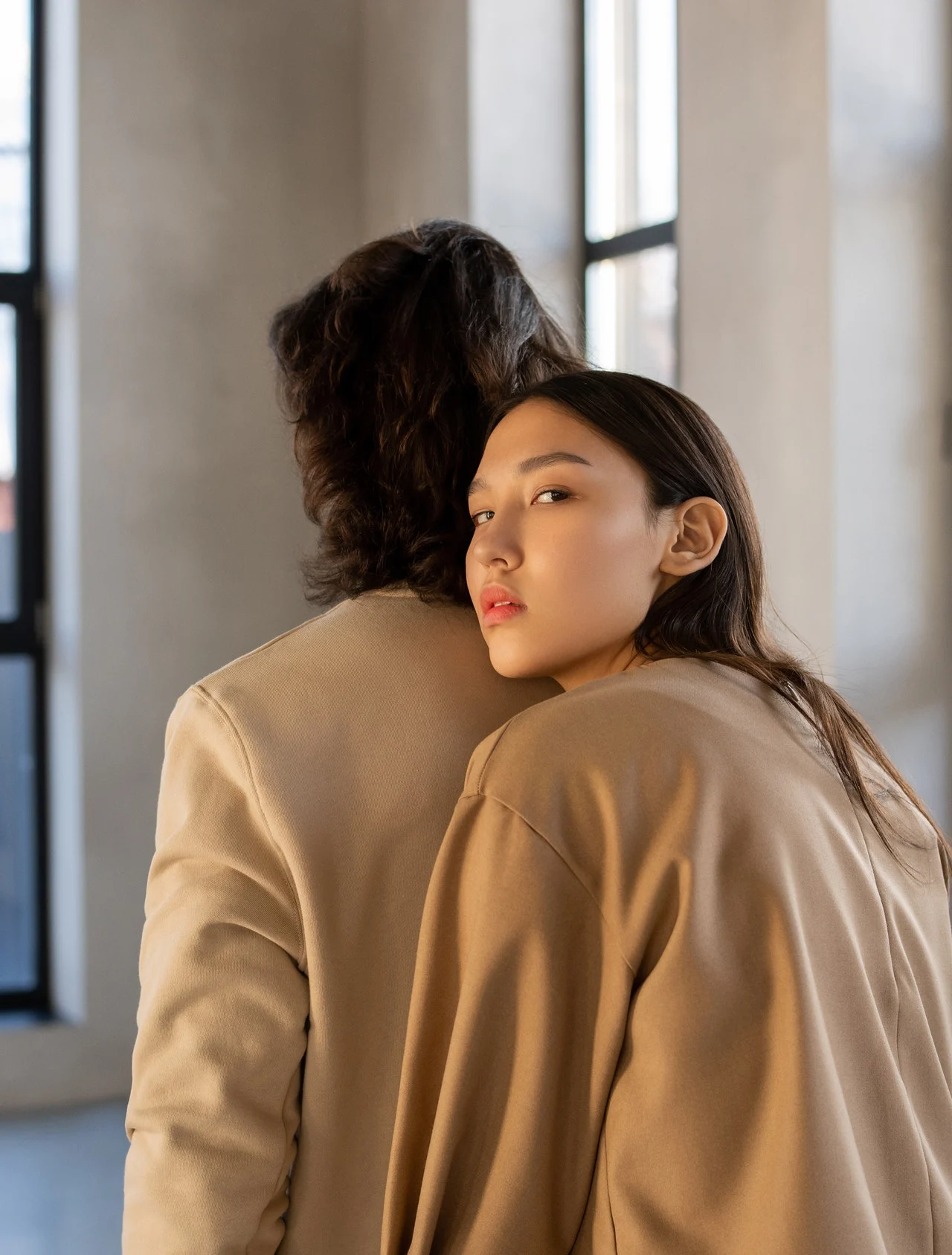 девушка за спиной парня