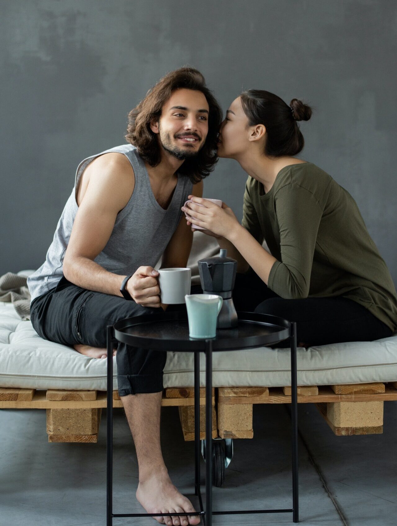 пара пьет кофе