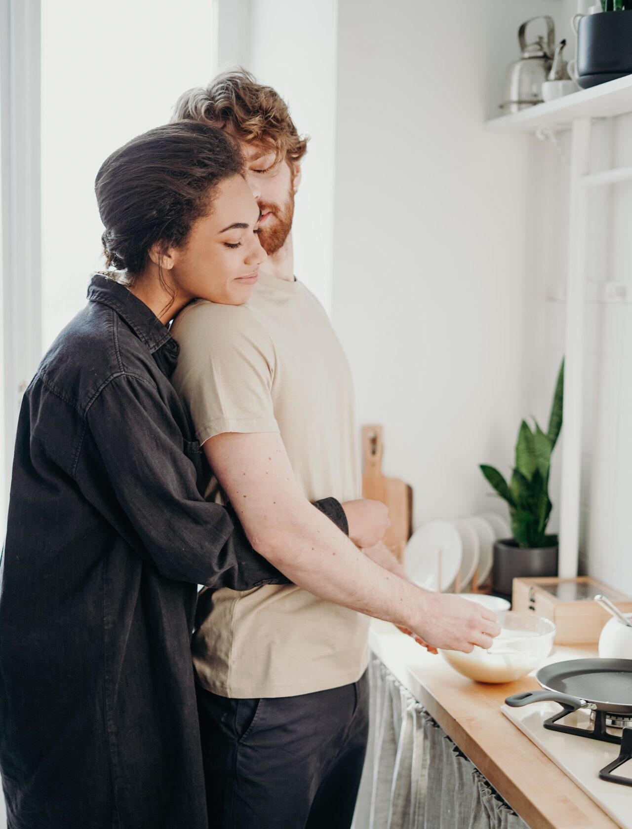 девушка обнимает парня