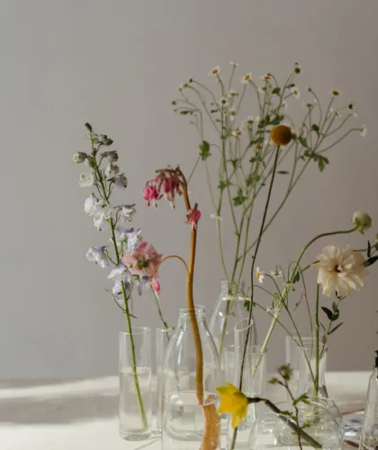 цветы в вазочках