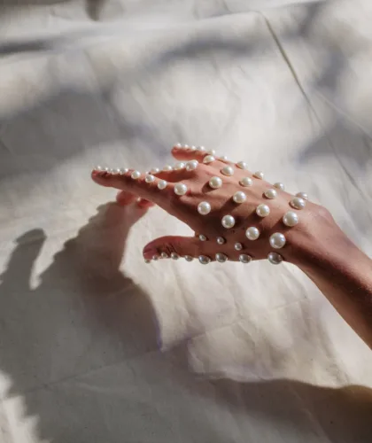 жемчужины на руке