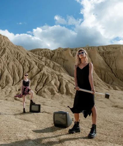 девушка с молотком