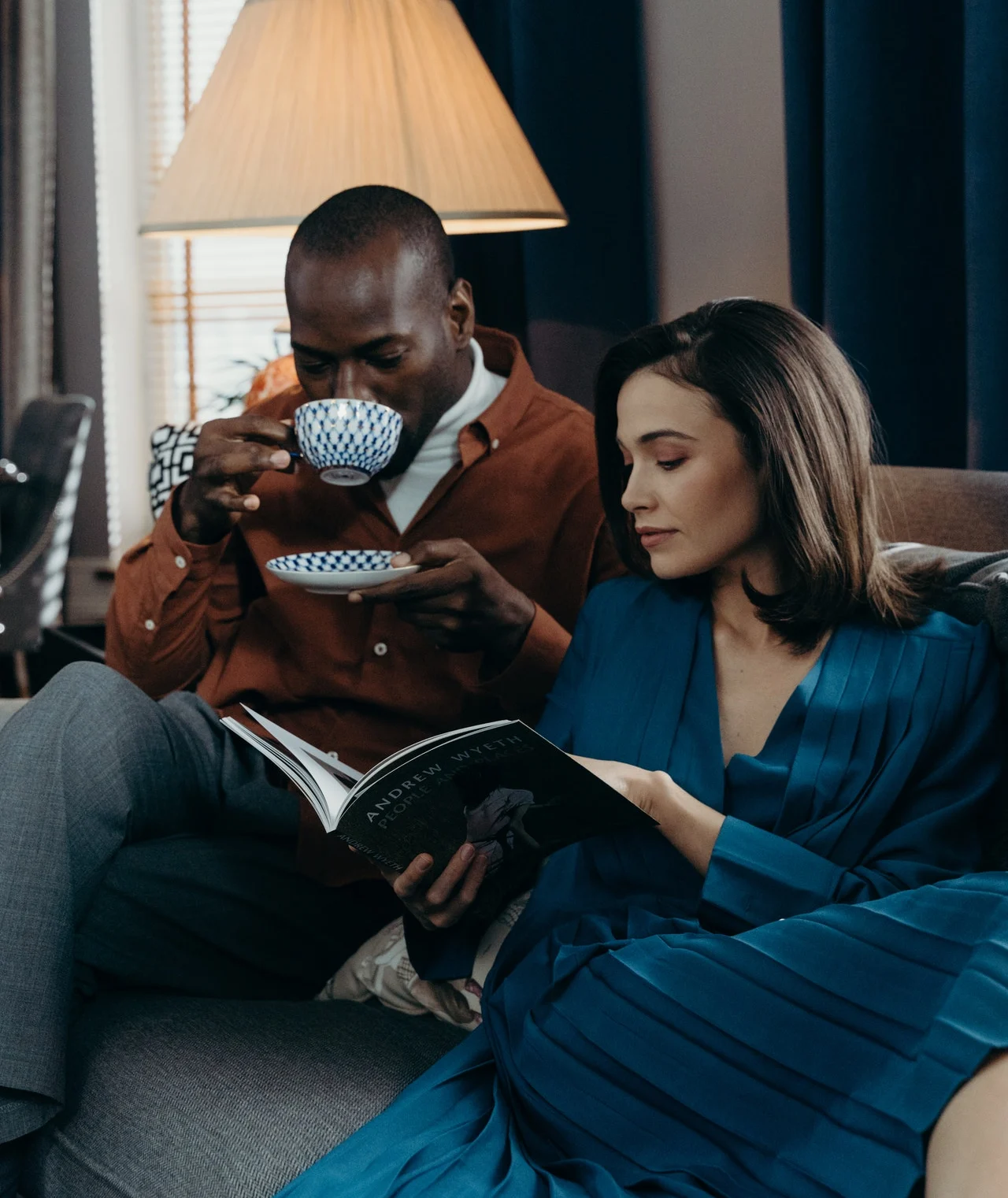 пара на диване