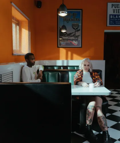 пара в кафе