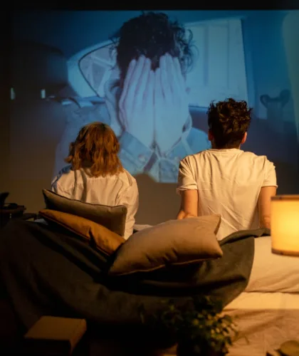 пара смотрит фильм