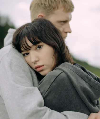 пара обнимается