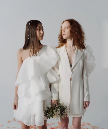 две девушки