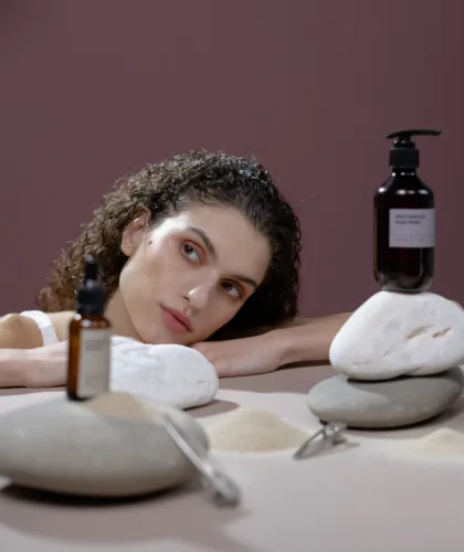 девушка с косметикой