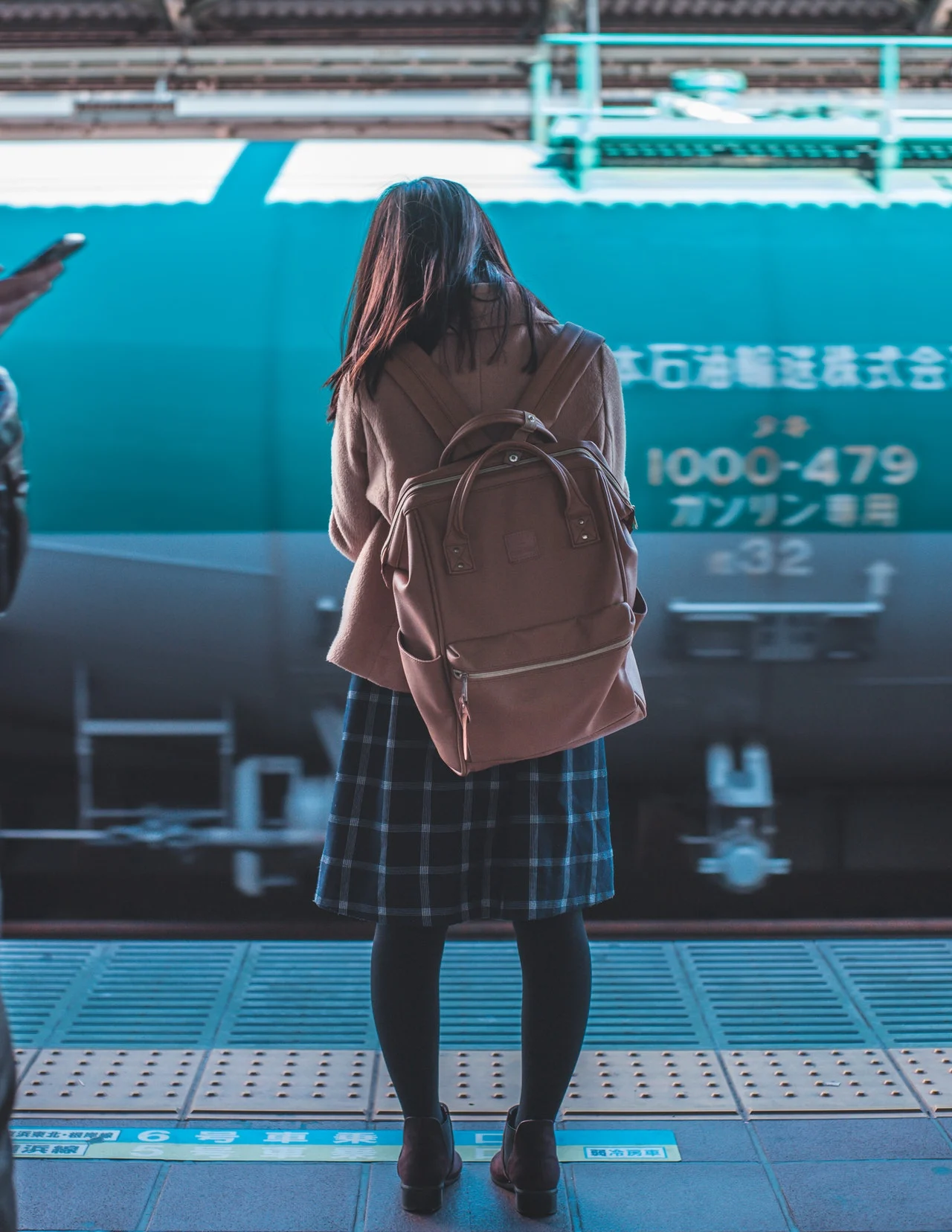 девушка с рюкзаком