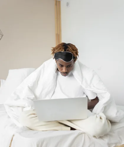 парень с ноутбуком в кровати