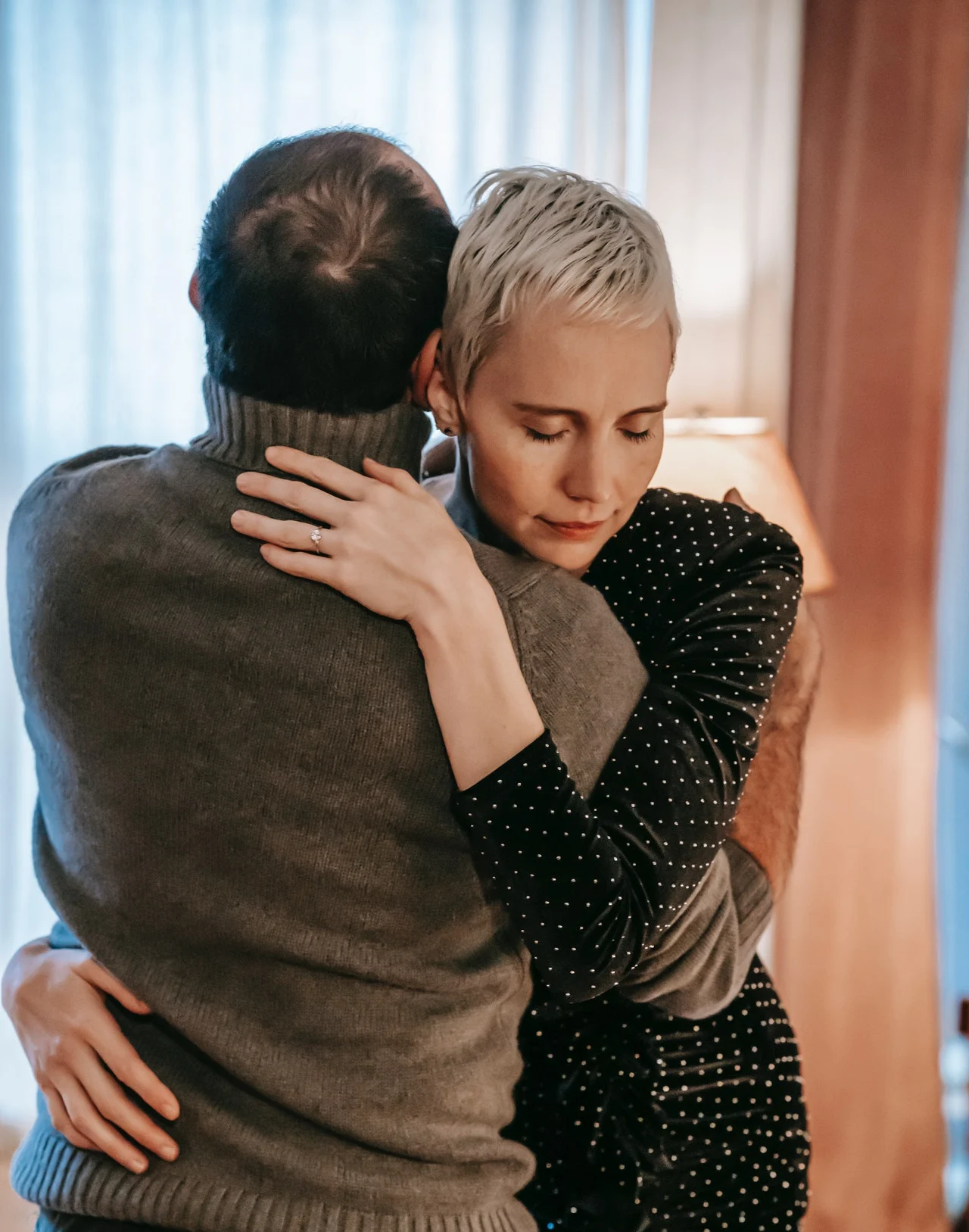 пара обнимается