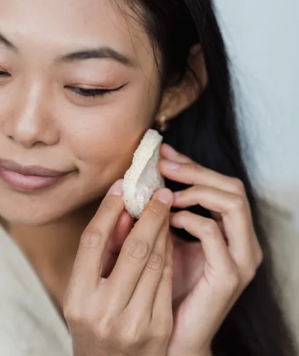 девушка со спонжиком