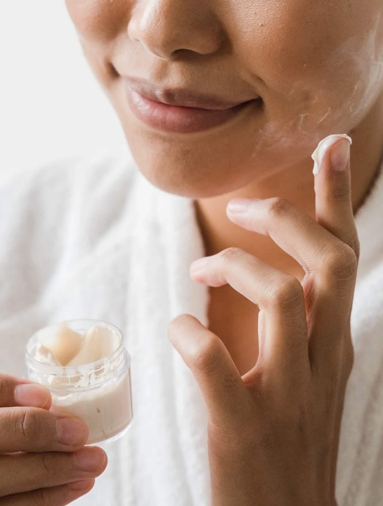 маска на лице девушки