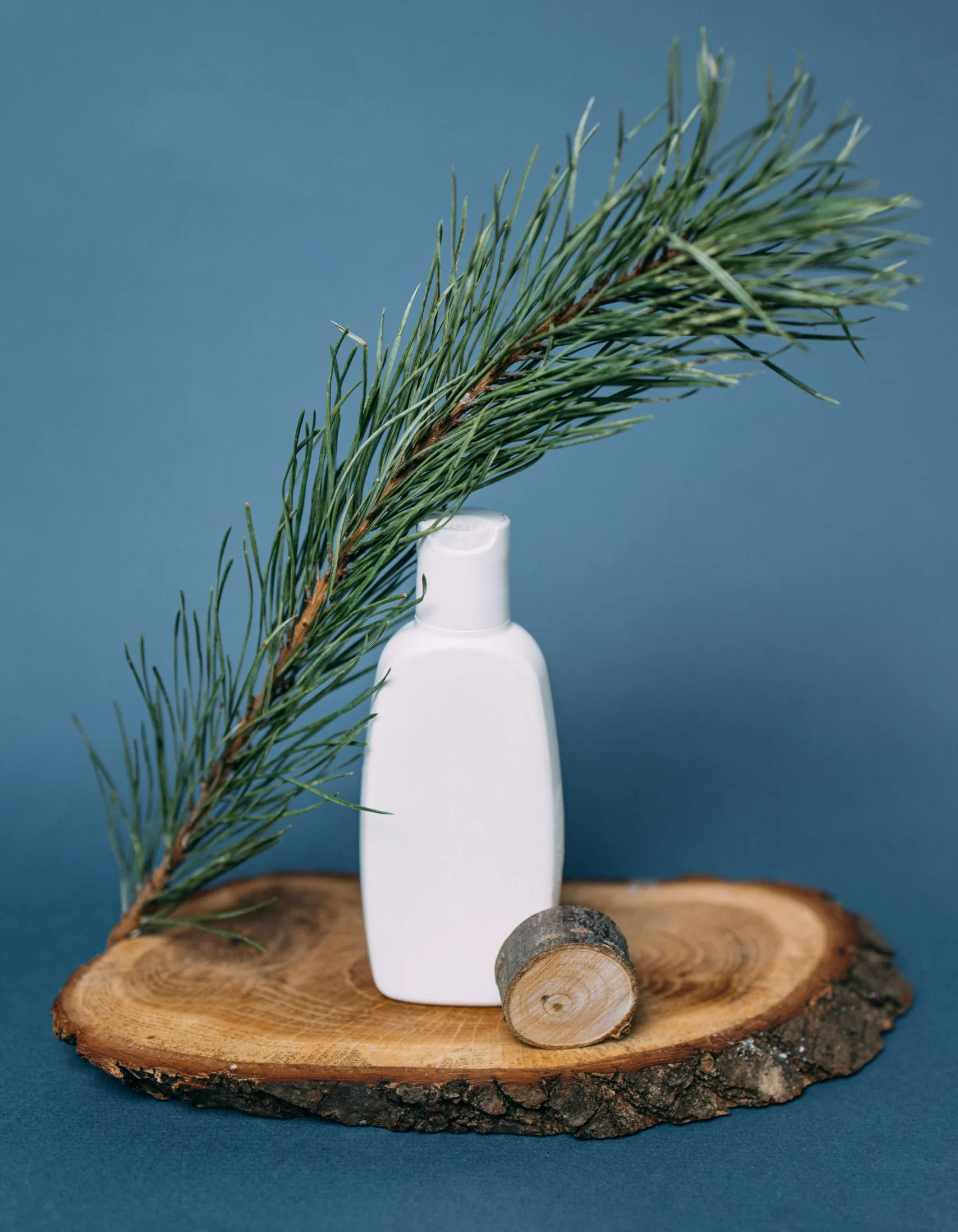 еловая веточка и флакон