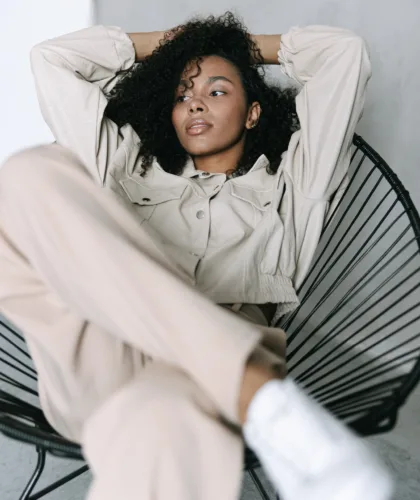 девушка в кресле