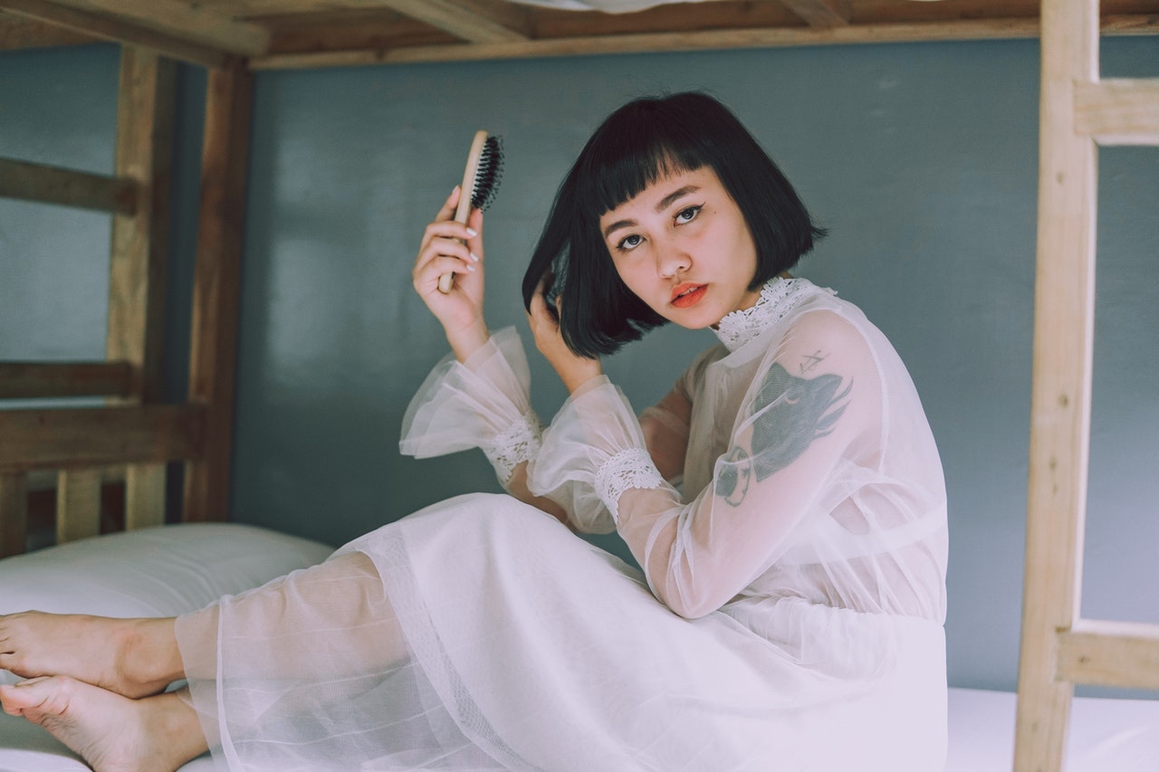 девушка расчесывается